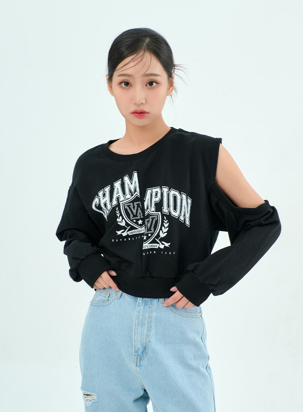 Ripped Basic Jeans BA328 in light blue, upper-body close-up on model, high-waist wide-leg denim with destroyed knee detail, paired with black open-shoulder graphic sweatshirt.