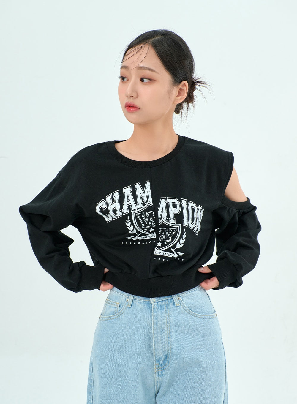 Ripped Basic Jeans BA328 in light blue, waist-up close-up on model, high-rise wide-fit denim with visible knee rip, styled with black cut-out shoulder graphic sweatshirt.