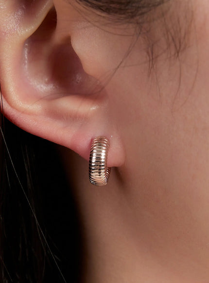 textured-hoop-earrings-in528