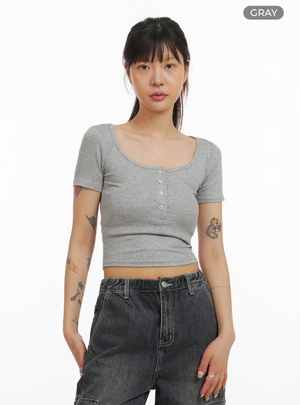 slim-fit-buttoned-u-neck-crop-top-iy410