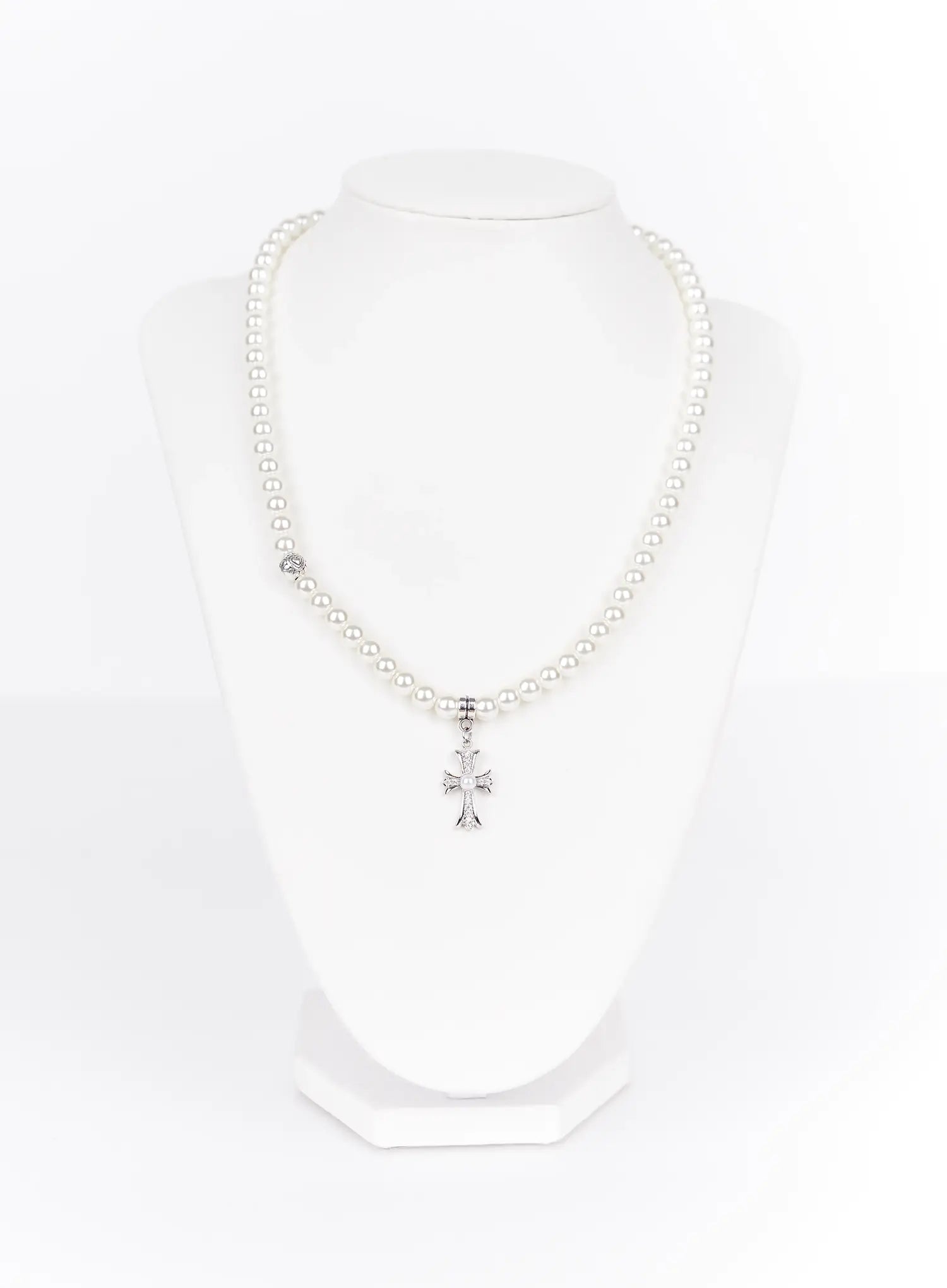 pearl-necklace-with-cross-pendant-iy520
