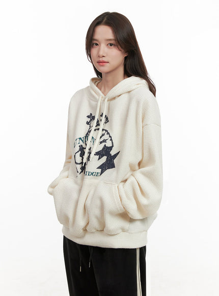 cozy-waffle-knit-graphic-hoodie-ij510