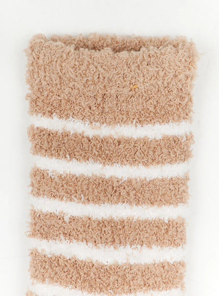striped-fuzzy-socks-iy511
