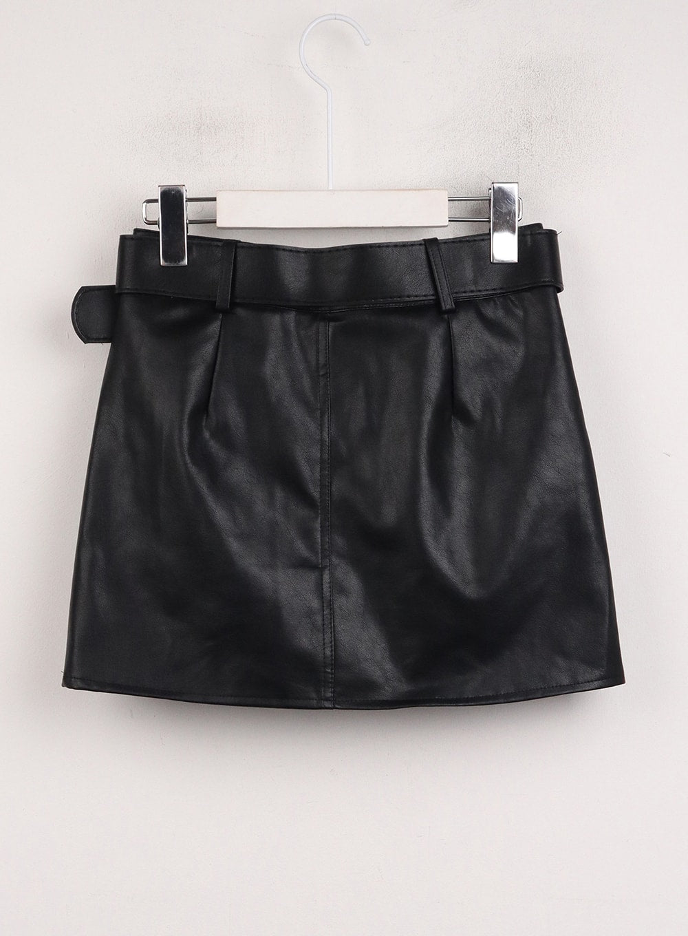 belted-faux-leather-mini-skirt-ij410