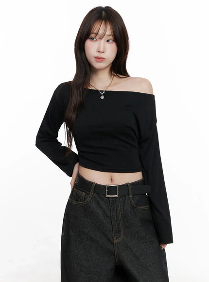 chic-off-shoulder-cropped-tee-in514 / Black
