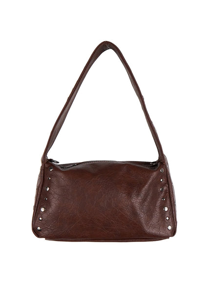 faux-leather-studded-shoulder-bag-ij503 / Brown