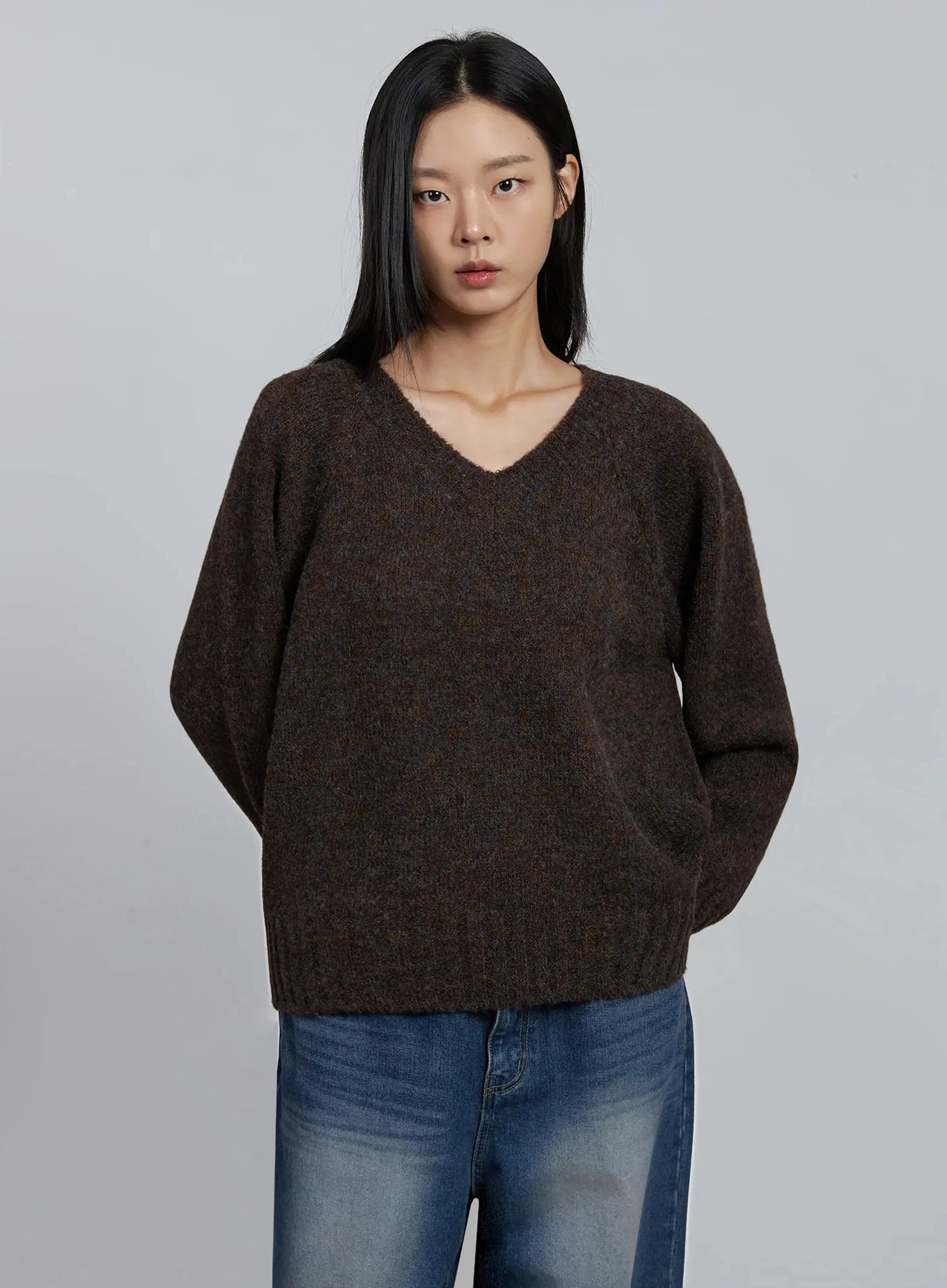 casual-loose-fit-v-neck-sweater-im520 / Dark brown