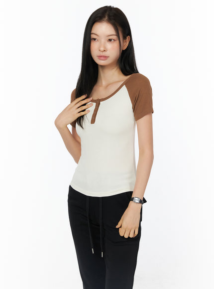 short-sleeve-colorblock-henley-tee-iu516 / Dark brown