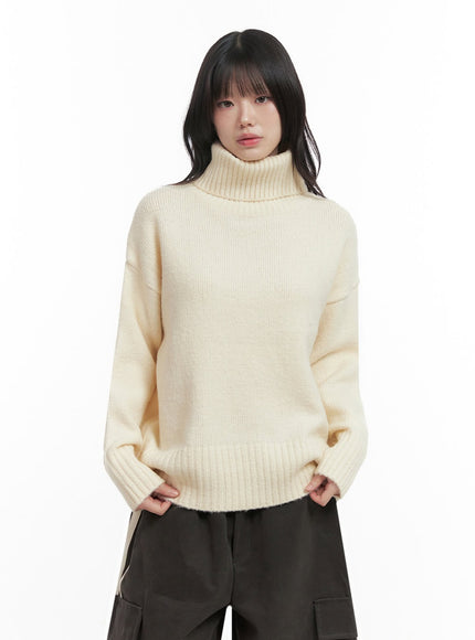 oversized-warm-turtleneck-sweater-in427 / Light beige