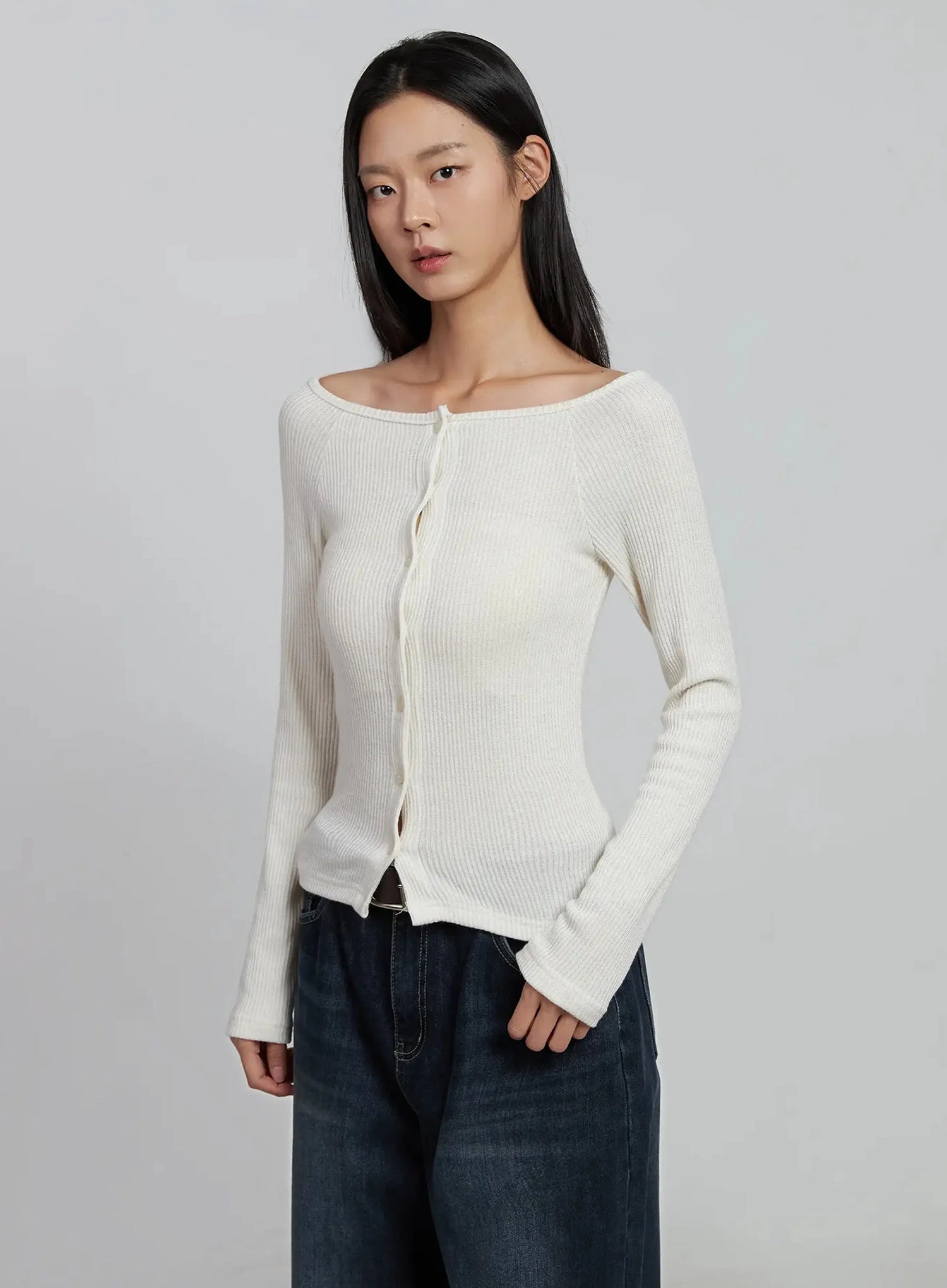off-shoulder-button-ribbed-cardigan-im520 / Light beige