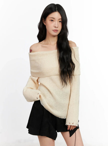 distressed-off-shoulder-sweater-in528 / Light beige