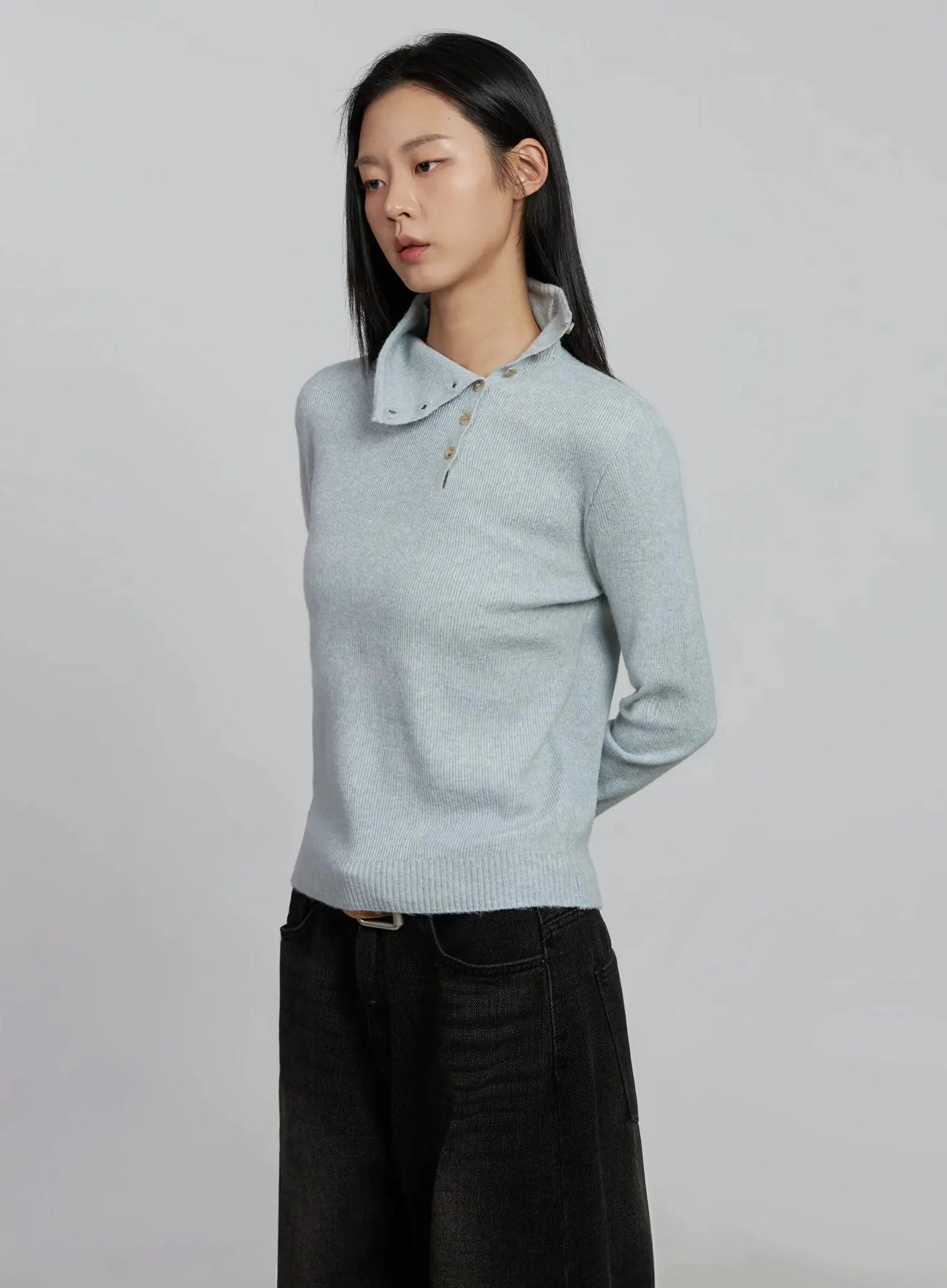button-detail-high-neck-sweater-im520 / Light blue
