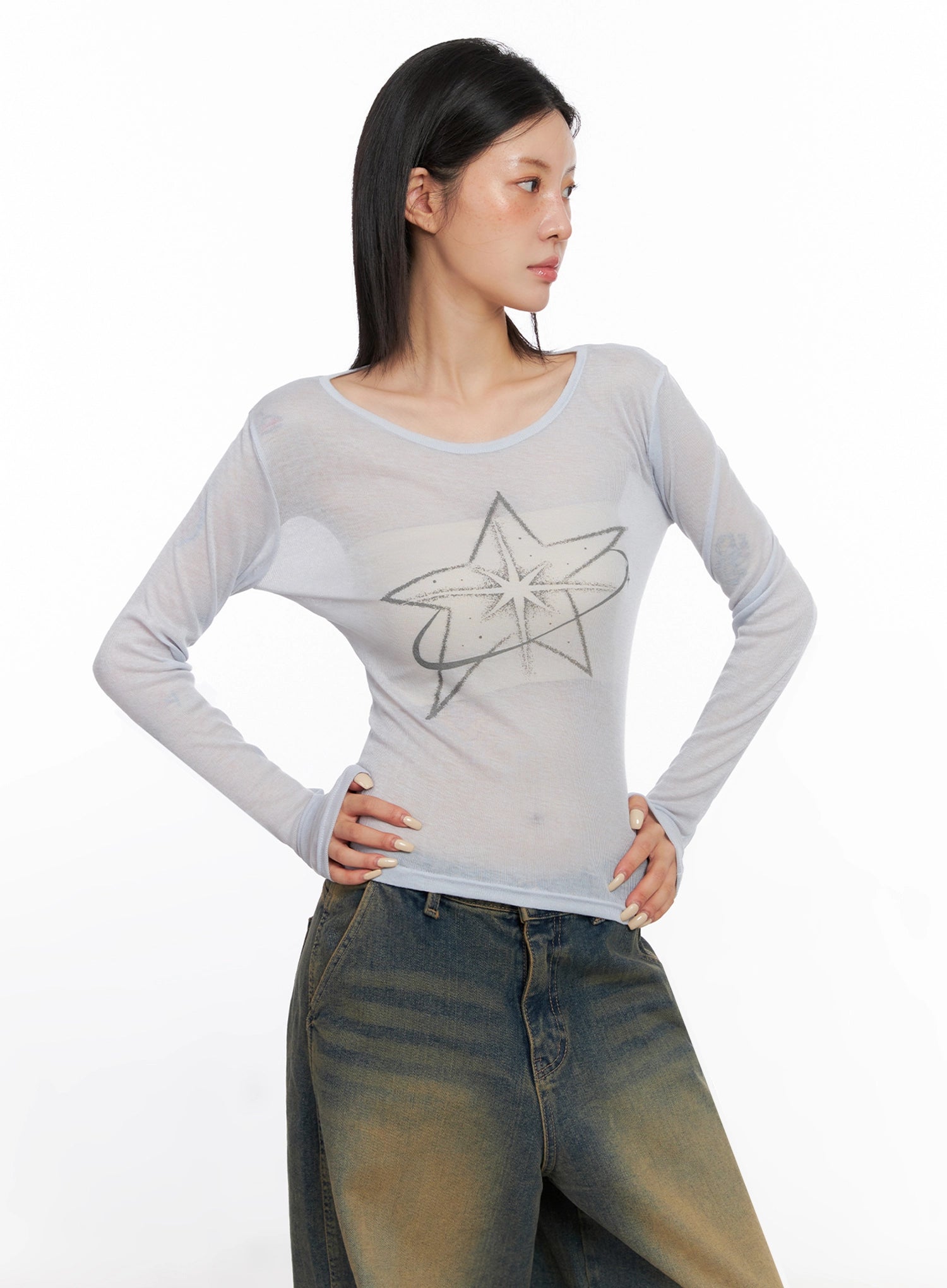 sheer-star-graphic-long-sleeve-top-is508 / Light gray