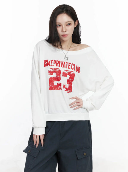 wide-neck-numeral-graphic-sweatshirt-ij528 / White