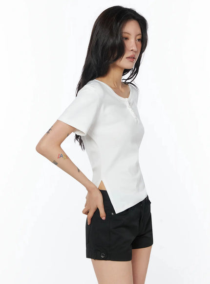 casual-off-shoulder-shirred-tee-iu509 / White