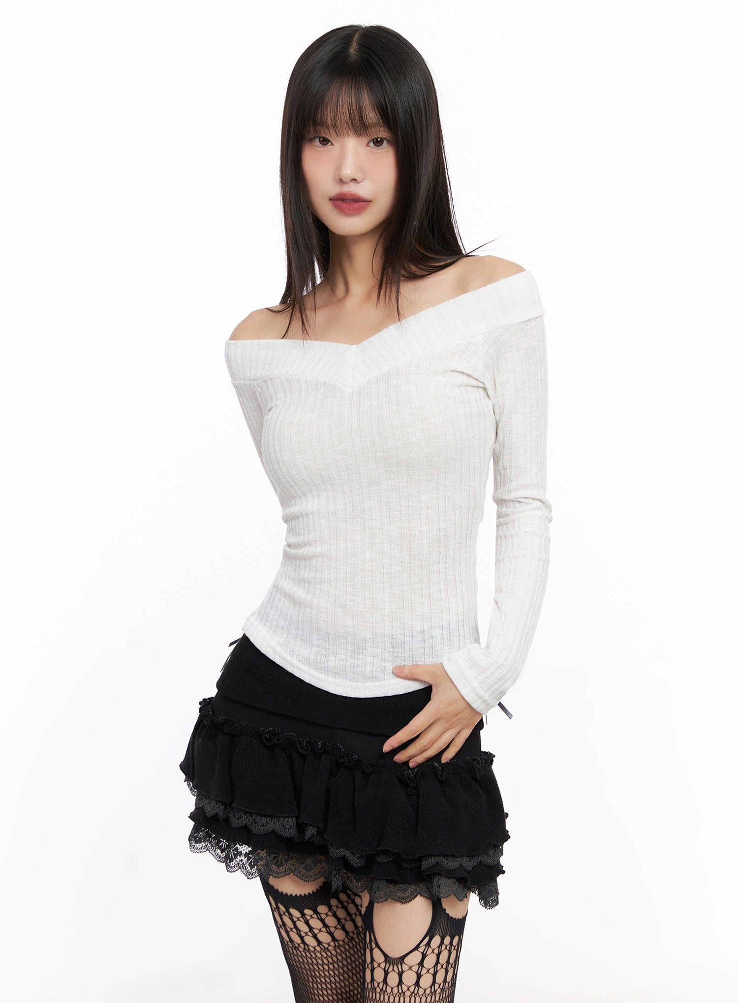 off-shoulder-v-neck-top-in503 / White