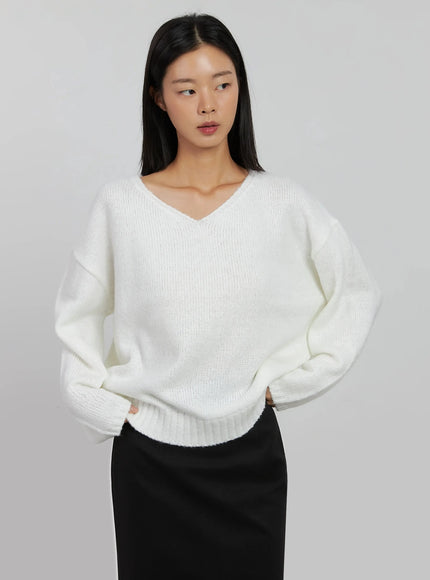 oversized-v-neck-knit-top-ij508 / White