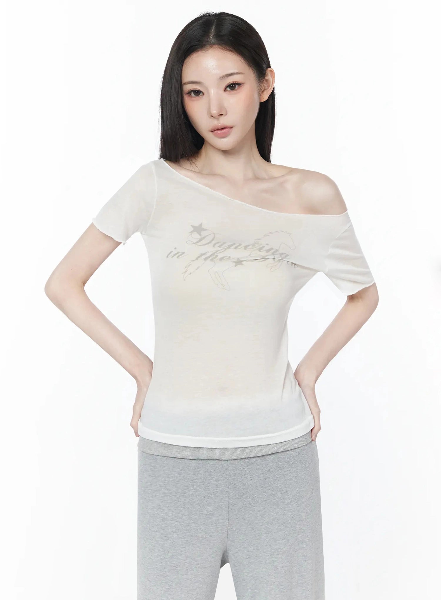 graphic-off-shoulder-top-iu512 / White