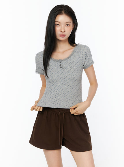 lace-trimmed-floral-short-sleeve-top-iu519