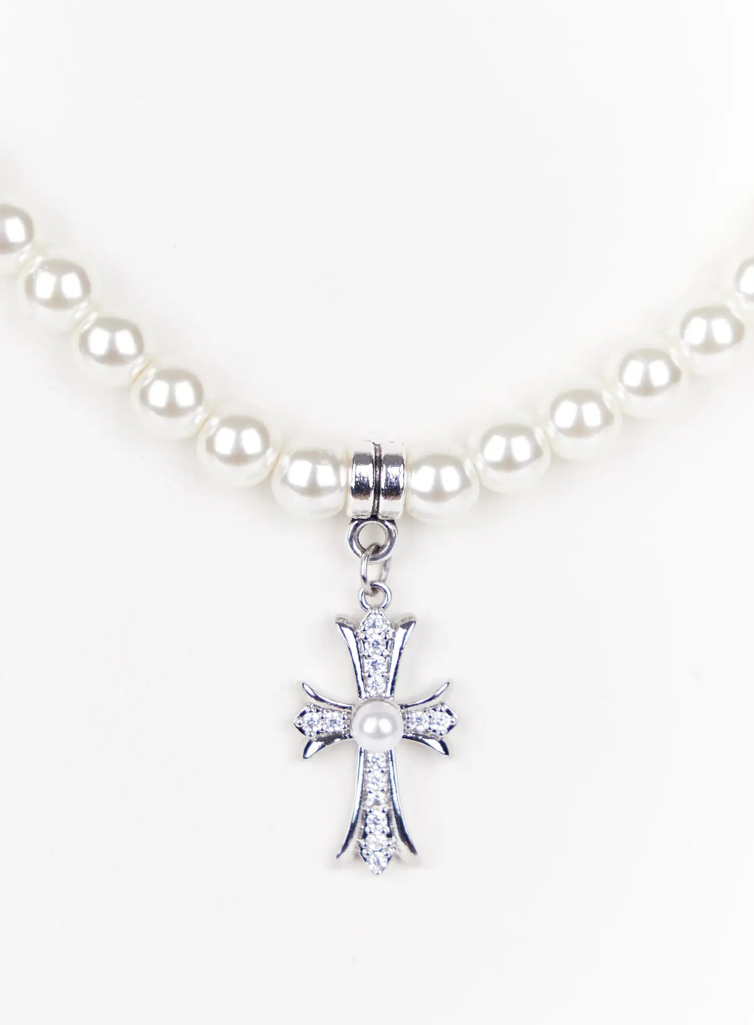 pearl-necklace-with-cross-pendant-iy520