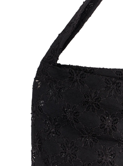 floral-eyelet-shoulder-tote-ia523