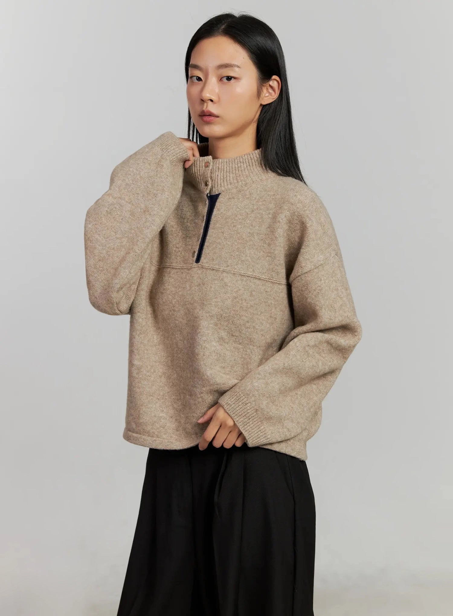 contrast-collar-knit-top-ij505 / Beige