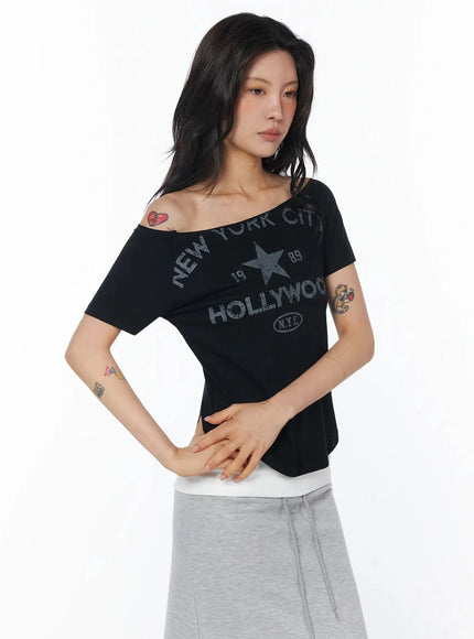 off-shoulder-graphic-tee-iu509 / Black