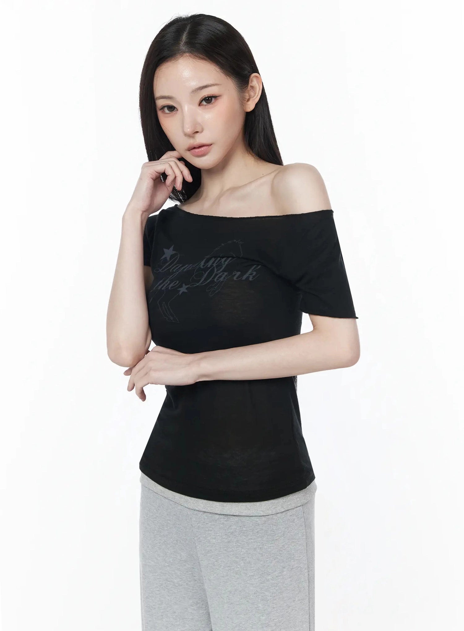 graphic-off-shoulder-top-iu512 / Black