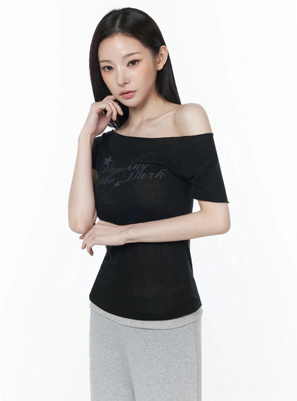 graphic-off-shoulder-top-iu512 / Black
