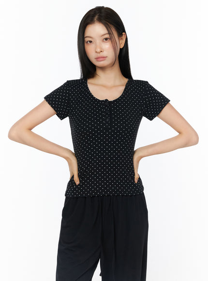 polka-dot-lace-trim-henley-tee-iu519 / Black