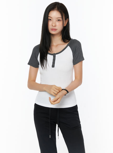 short-sleeve-colorblock-henley-tee-iu516 / Dark gray