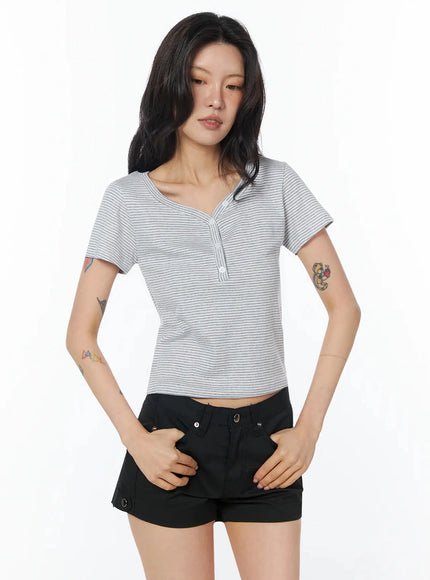 striped-button-detail-top-iu509 / Gray