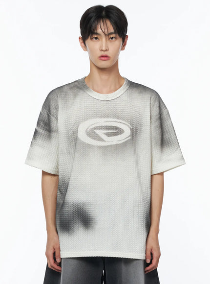 mens-embossed-graphic-tee-iu510