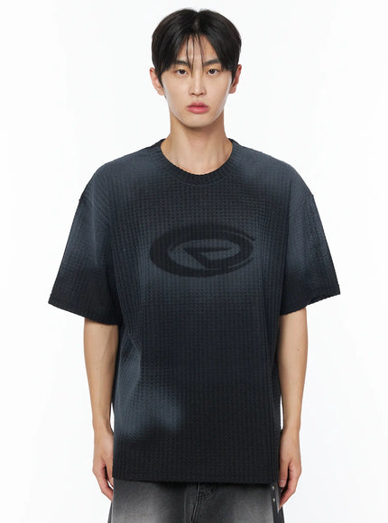 mens-embossed-graphic-tee-iu510