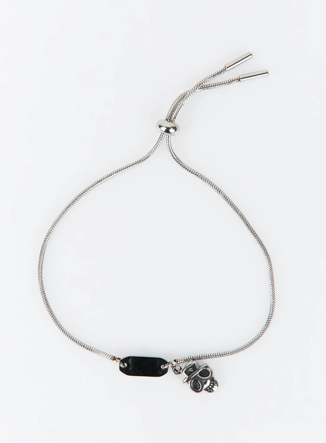 Miro Bracelet IU503 in silver, flat product shot, snake-chain with adjustable slider, black ID tag and skull charm, punk street style.