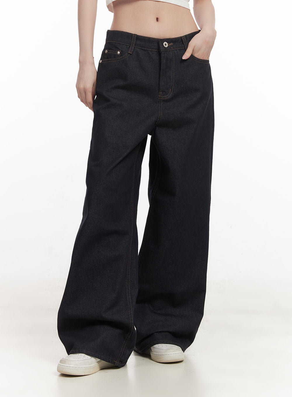 Jasmin Wide-Leg Jeans CF514 in dark blue, front close-up on model, low-rise waistband with button closure, coin pocket, contrast topstitching detail, wide-leg baggy denim silhouette.
