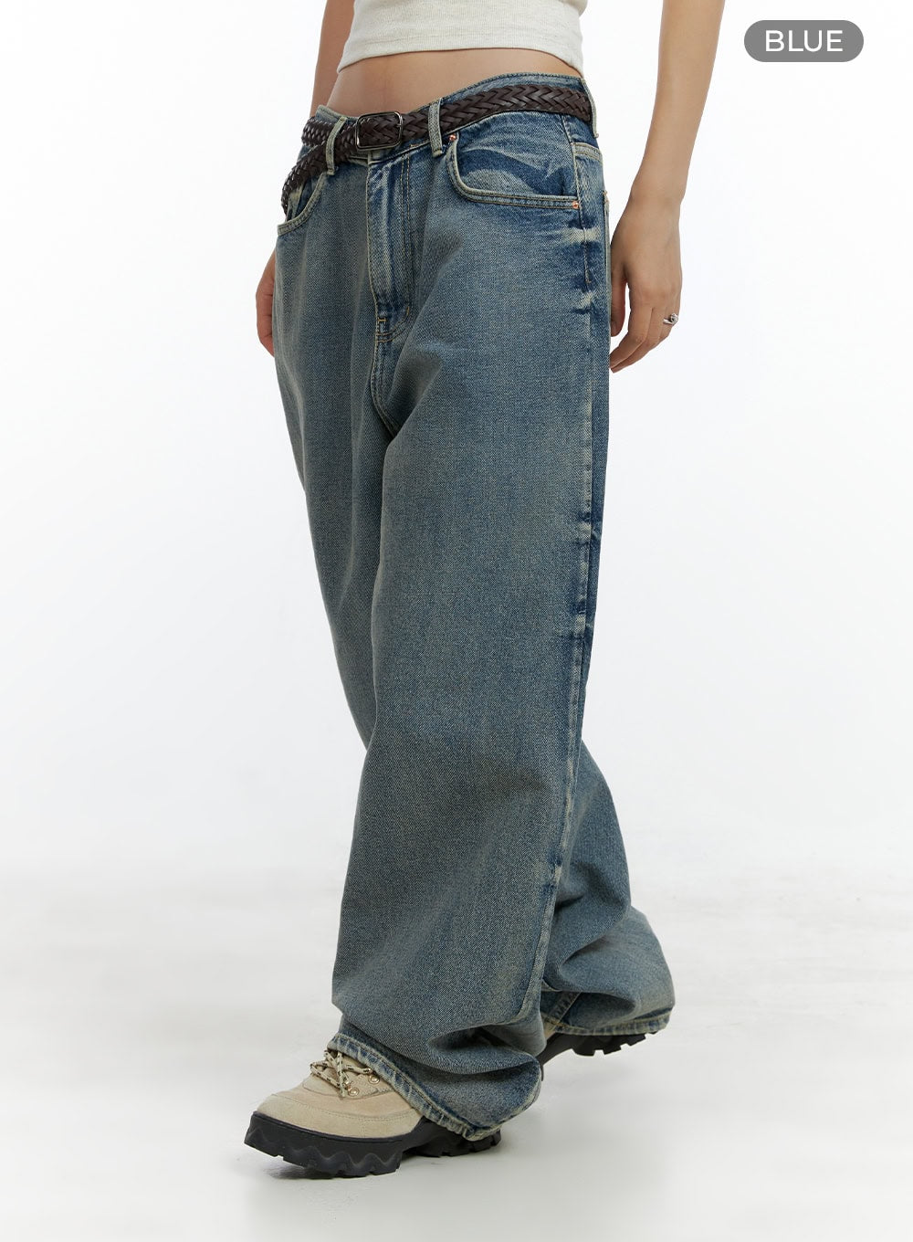 Dark Washed Baggy Jeans CL410 in blue, side full-length shot on model, low-waist wide-leg denim with dark wash and pooling hem, styled with braided belt and chunky sneakers.