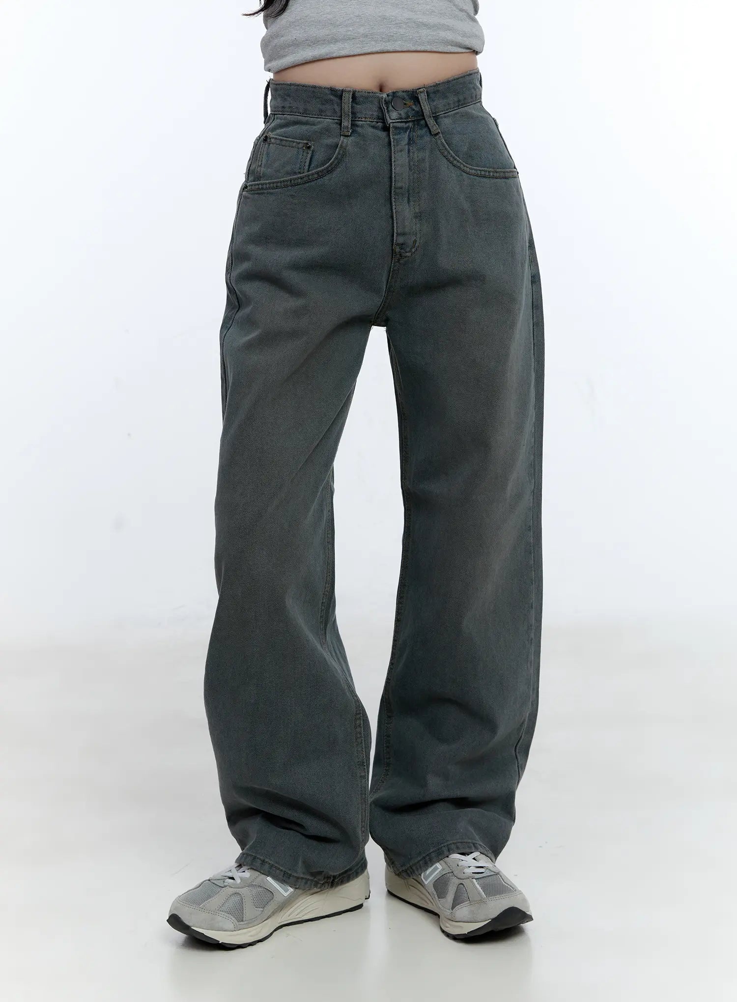 Herri Relaxed Semi-Wide Jeans CG512 in dark blue, front mid-shot on model, washed semi-wide denim with five-pocket design, button fly, and roomy straight leg, paired with gray crop top.