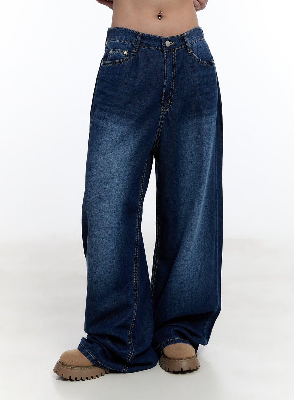 Jill Baggy Jeans CY530 in dark blue, front mid-shot on model, emphasizing low-rise button fly, five-pocket construction, and wide baggy leg in washed cotton denim.