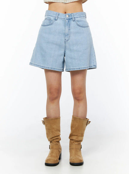 Casual Relaxed-Fit Jorts CU522 in light blue, front close-up waist-to-hem shot on model, high-rise fit with button closure, front pockets and wide relaxed leg, paired with tan boots.