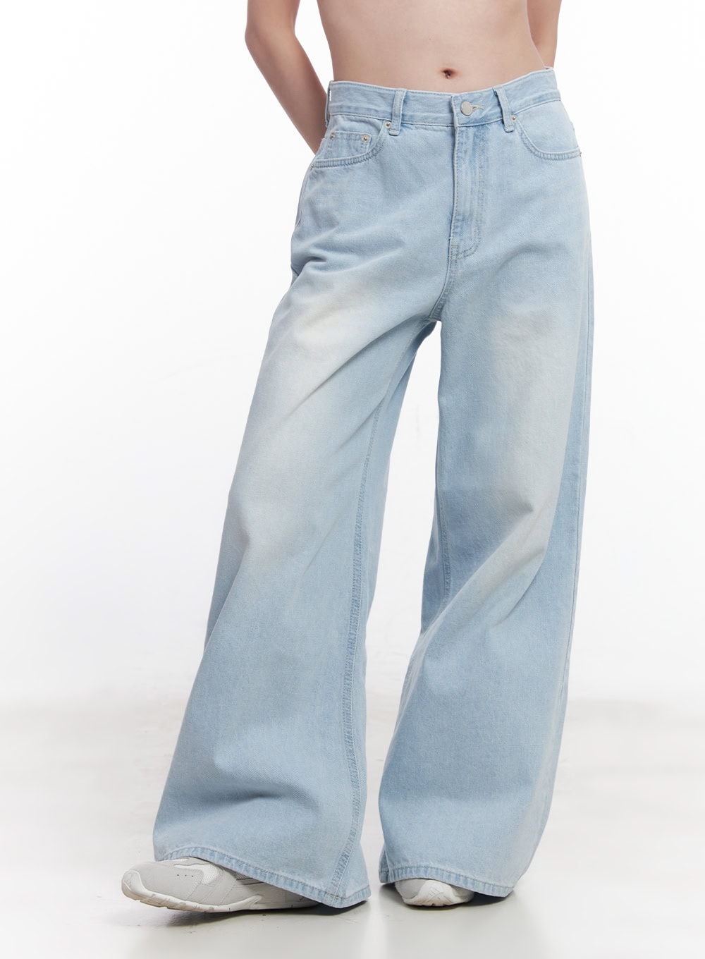 Judie Washed Wide-Leg Jeans CY519 in light blue, front three-quarter close-up on model, washed cotton denim with faded highlights, wide-leg fit from waistband to full-length hem.