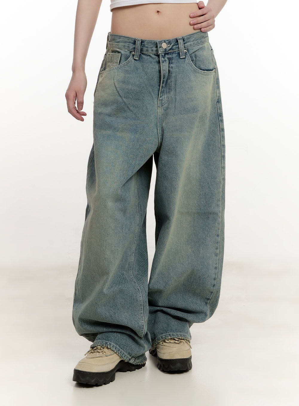 Galinda Washed Baggy Jeans CM513 in vintage blue, front close-up waist-to-hem on model, five-pocket construction, low-rise waistband, heavily washed cotton denim with balloon-wide leg.