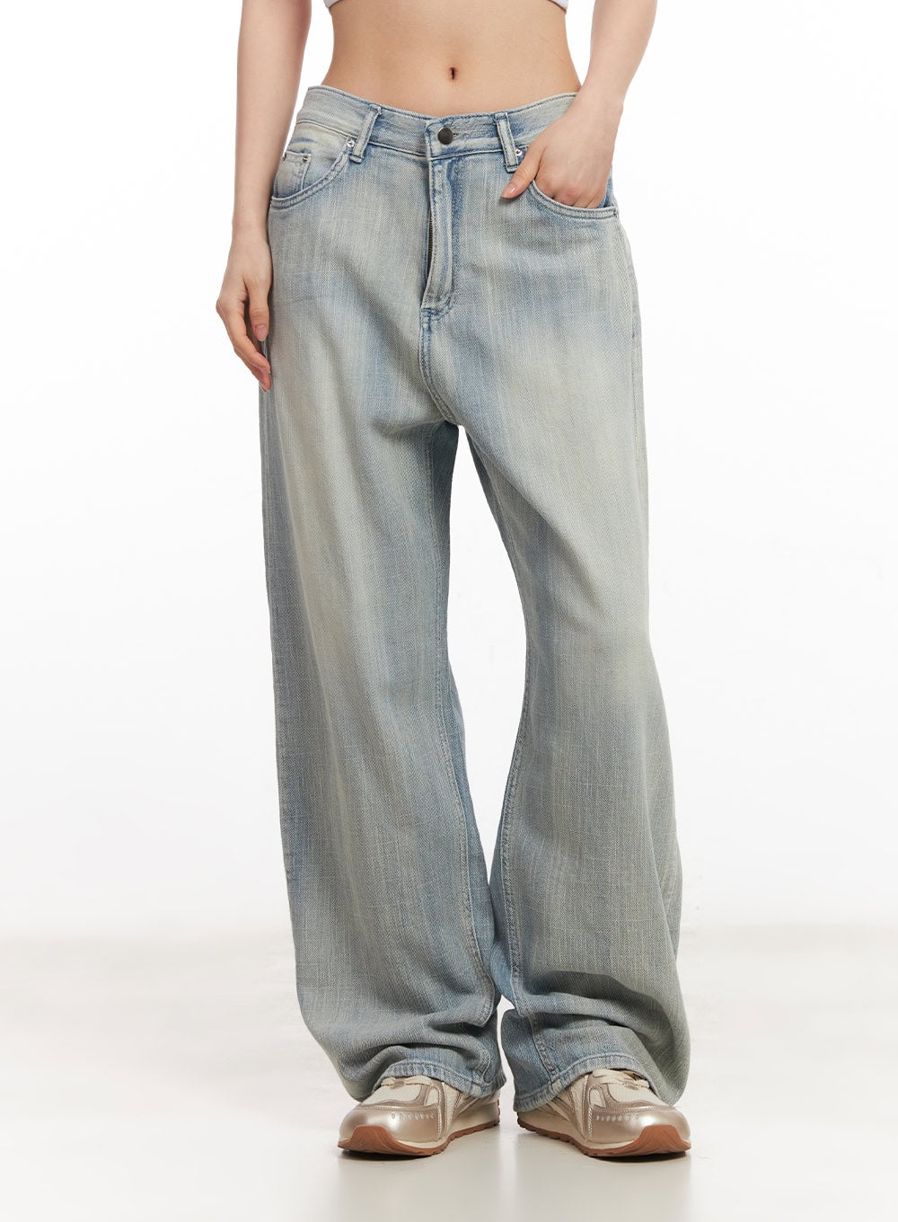 Jessi Washed Wide-Leg Jeans CA514 in light blue, front close-up waist-to-hem shot on model, highlighting low-rise waistband, button fly, front pockets, and faded wash denim texture.