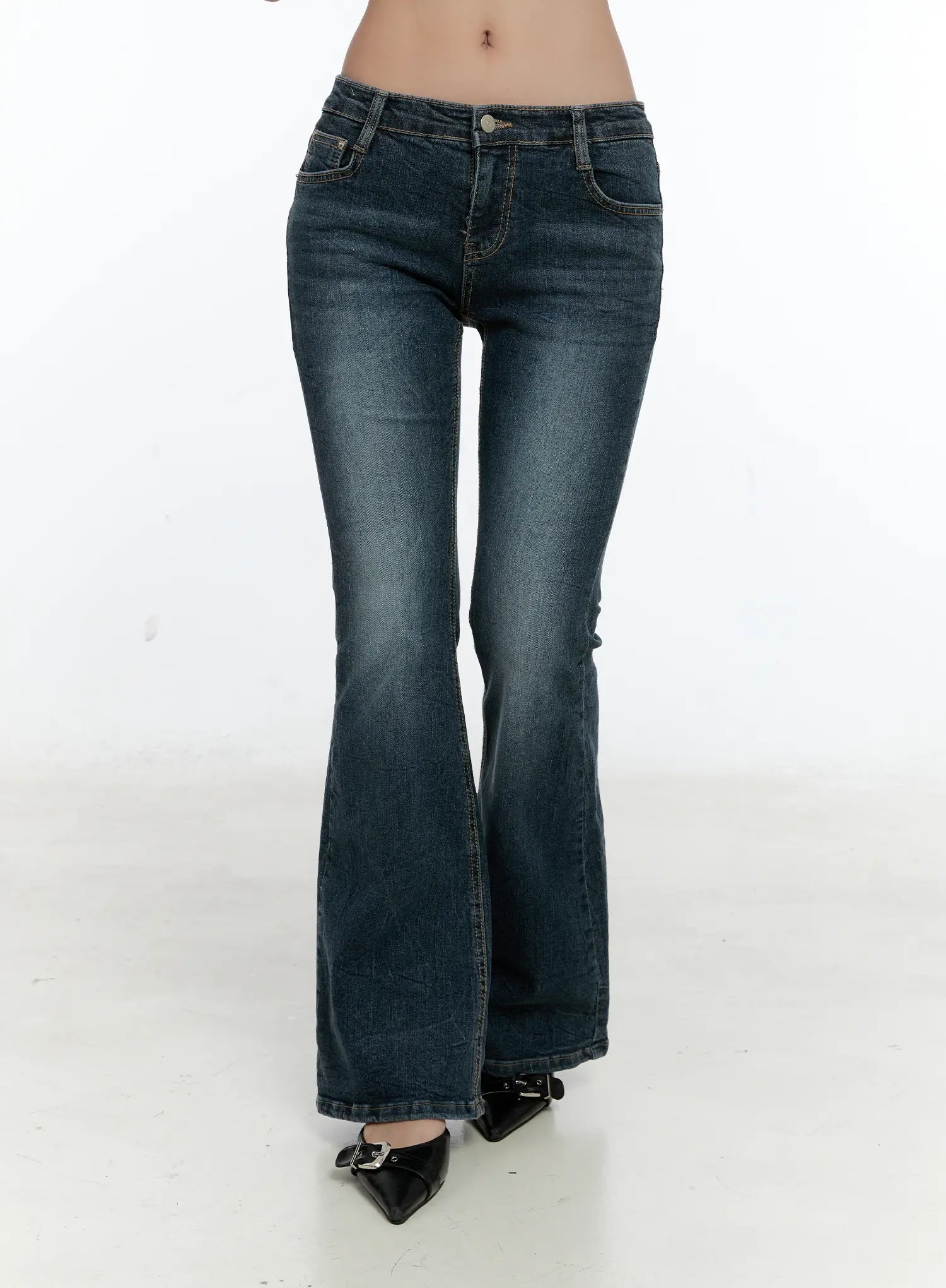 Harlee Bootcut Jeans CS517 in dark blue, front waist-to-hem close-up on model, emphasizing low-rise waistband, front pockets, contrast top-stitching, and flared bootcut leg in washed denim.