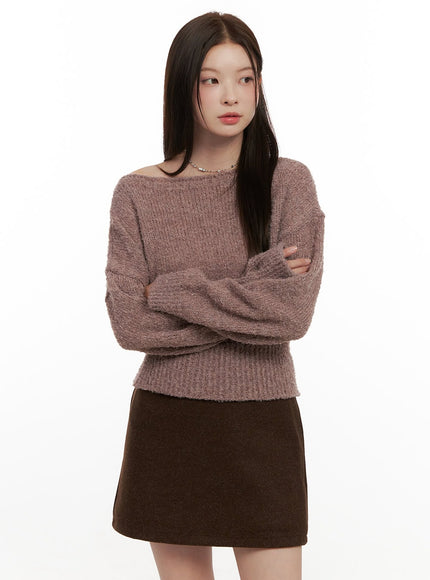 loose-fit-one-shoulder-sweater-on422