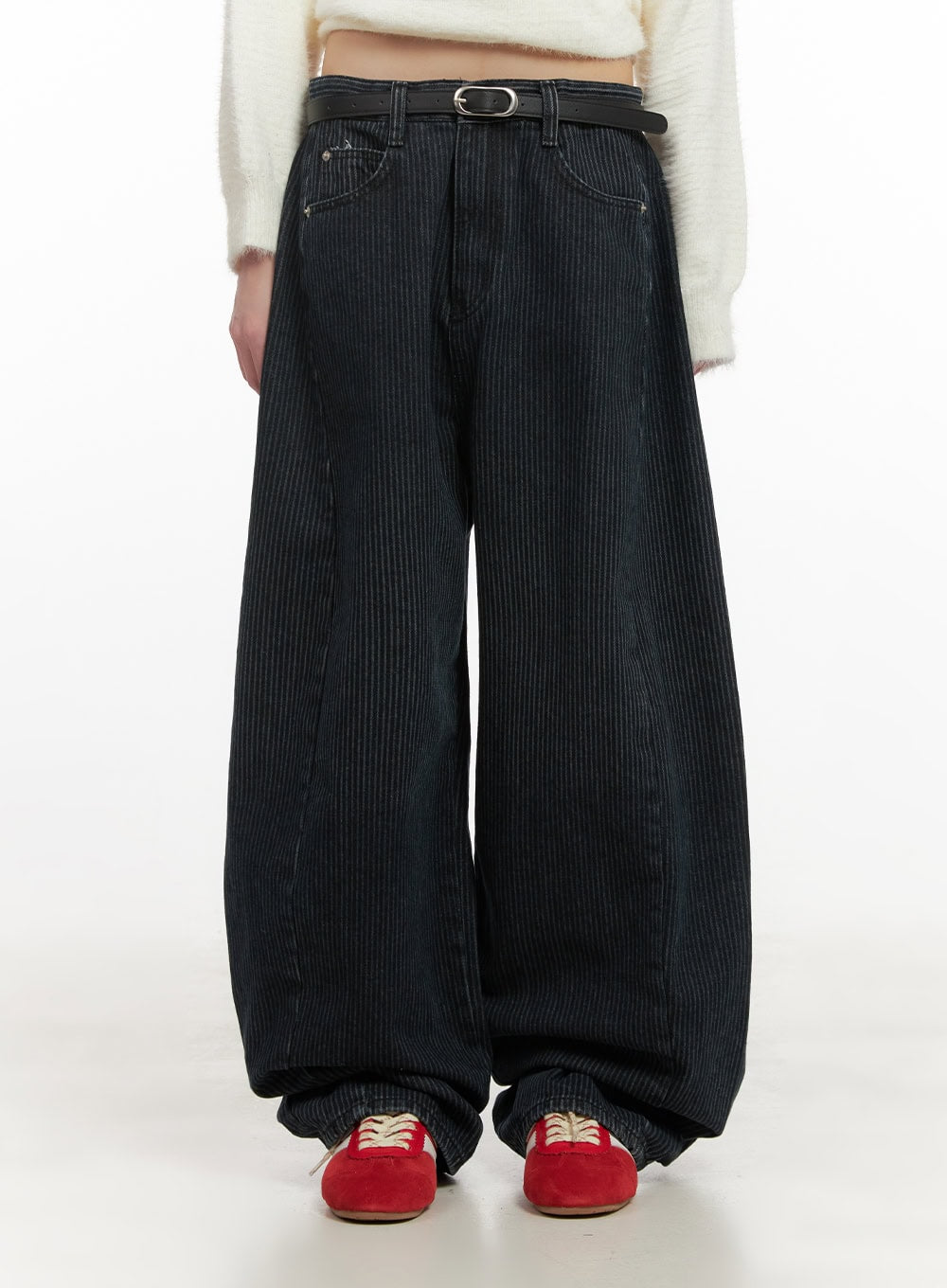 Comfortable Striped Wide-Leg Pants CD425 in dark blue, front close-up waist-to-ankle on model, five-pocket wide-leg cotton with bold vertical stripe, oval-buckle black belt, extra-wide hem pooling at sneakers.