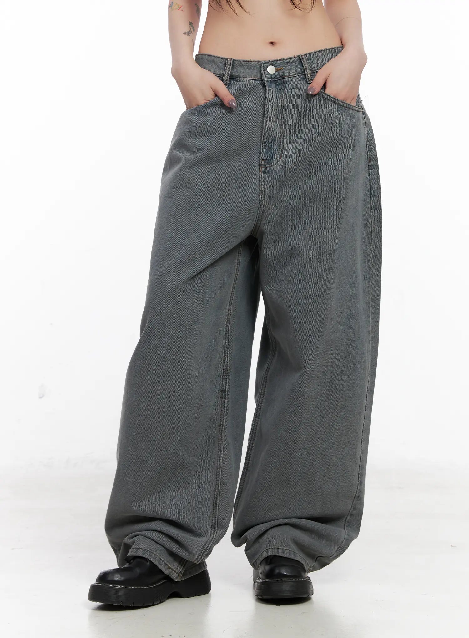Odet Wide-Leg Balloon Jeans CN512 in blue, front close-up from waist to hem on model, highlighting low-rise button fly, front pockets, and wide balloon leg with gathered hem.