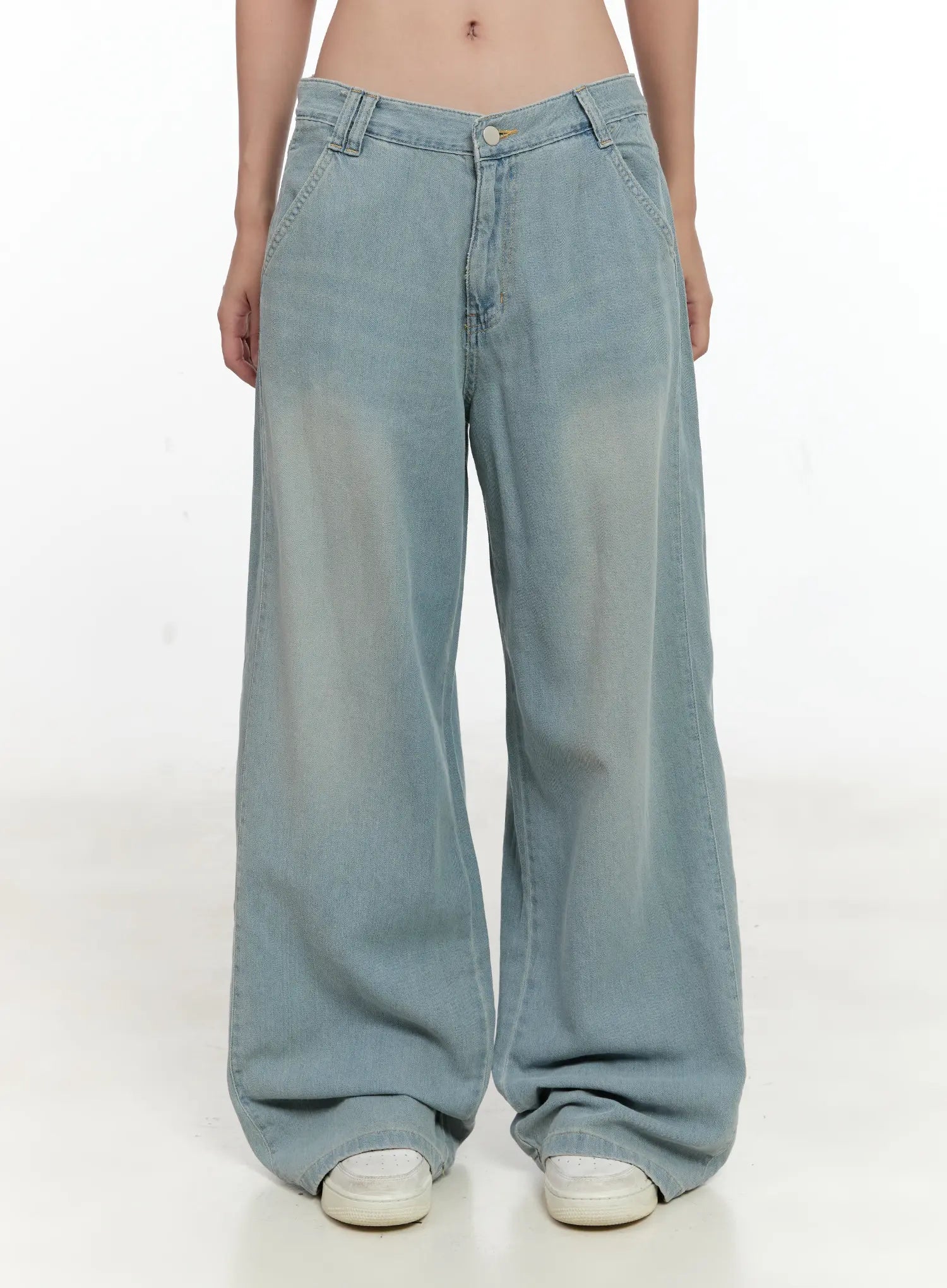 Huening Wide-Leg Jeans CL531 in blue, front waist-to-hem shot on model, washed cotton-linen low-rise wide-leg denim with V-notch waist and relaxed draping, worn with white sneakers.