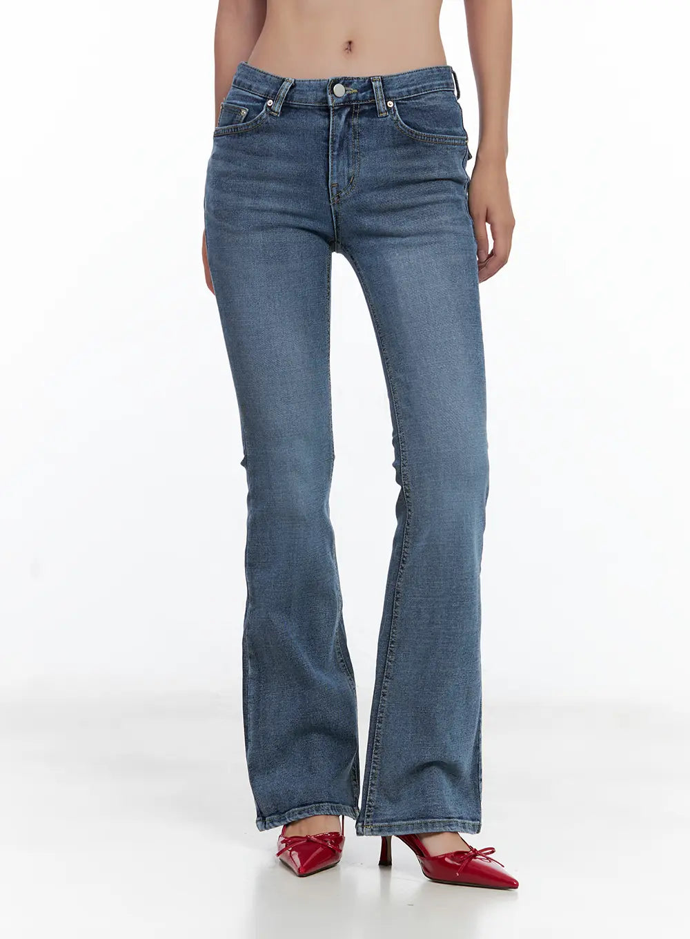 Beni Washed Flared Denim Jeans CL508 in dark blue, front mid-shot on model, mid-rise waistband, five-pocket layout, washed bootcut flare, paired with red bow heels.