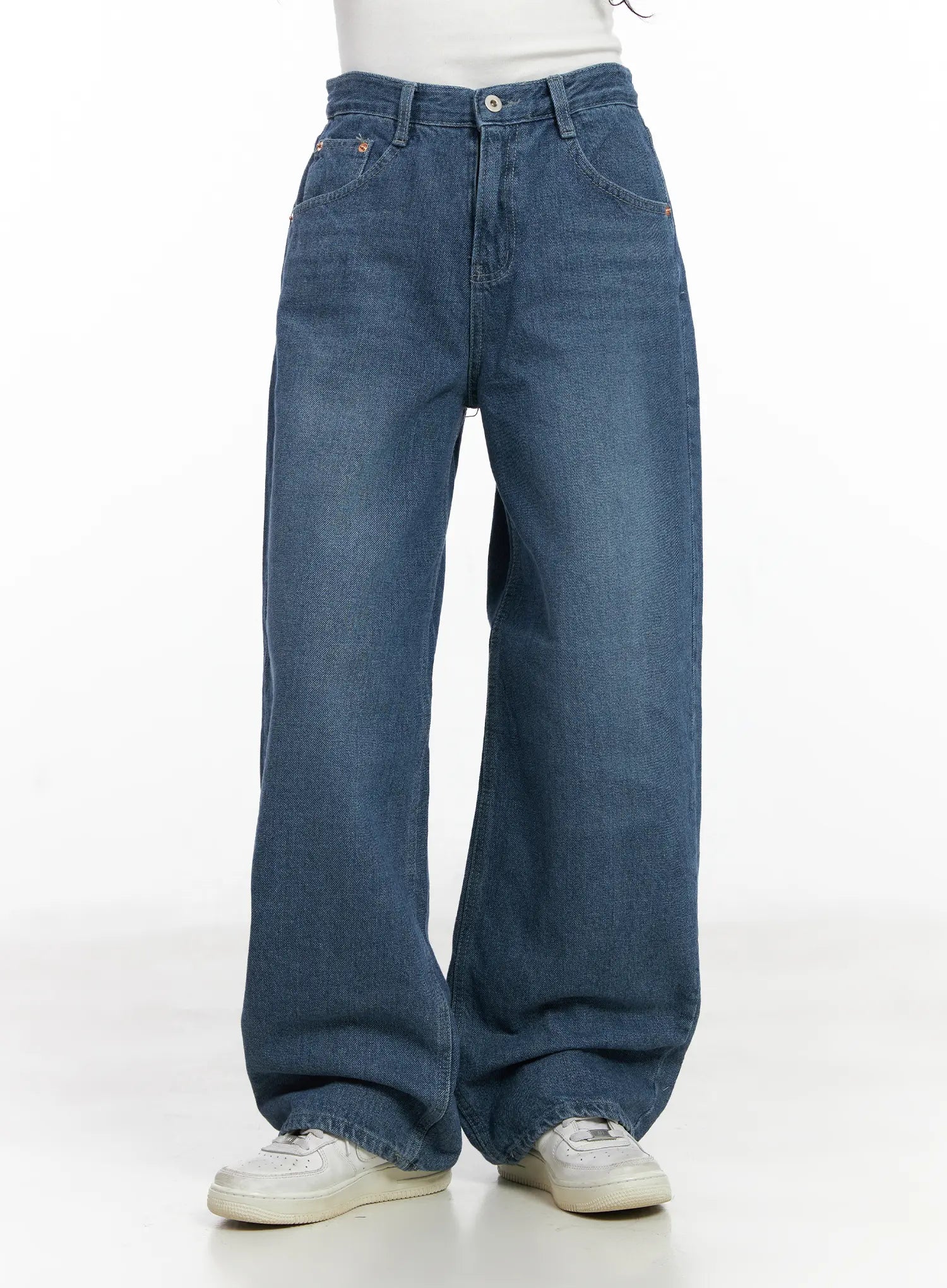 Mariam Baggy Jeans CN526 in blue, front mid-body shot on model, washed wide-leg cotton denim with front pockets and faded wash, paired with white sneakers.